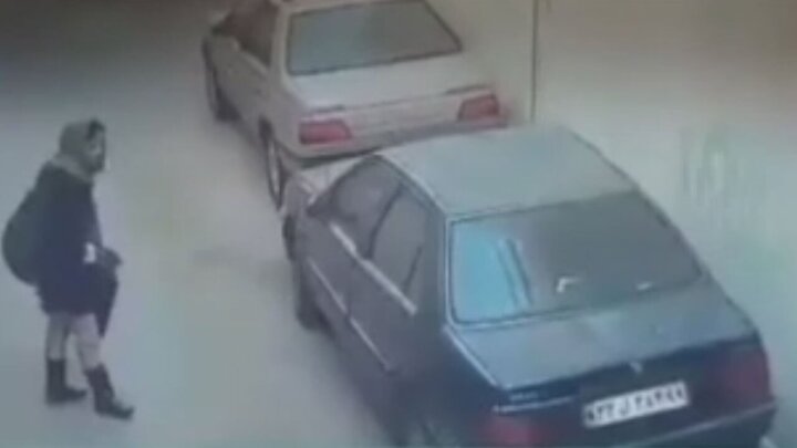 سرقت عجیب و سریع از خودرو توسط یک زن / فیلم