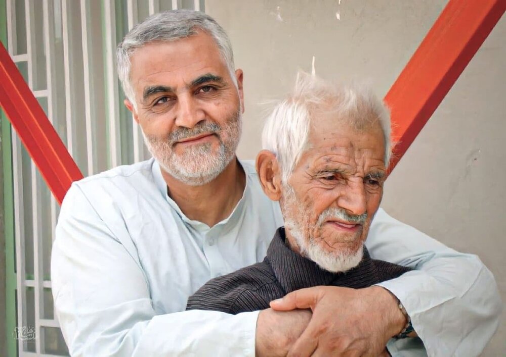 عکس خاطره‌انگیز از شهید حاج قاسم سلیمانی و پدرشان
