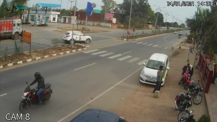 تصادف شدید موتورسیکلت با خودروی شاسی بلند / فیلم