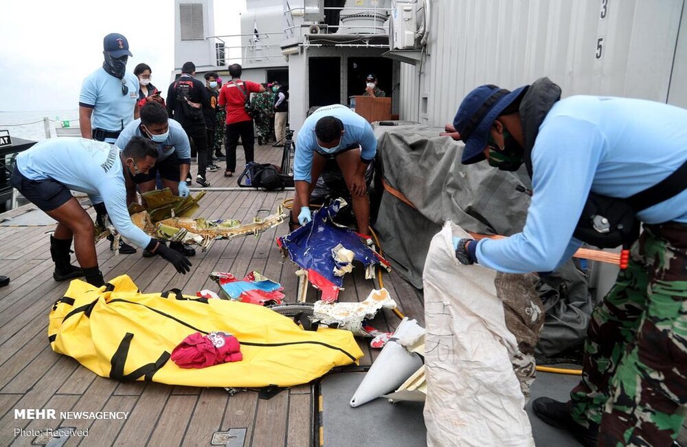 جمع آوری لاشه هواپیمای مسافربری اندونزی از دریا