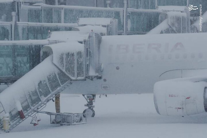 تعطیلی فرودگاه مادرید در پی بارش برف شدید / فیلم