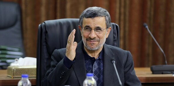 علت دوری سیاست‌مداران از احمدی‌نژاد چیست؟