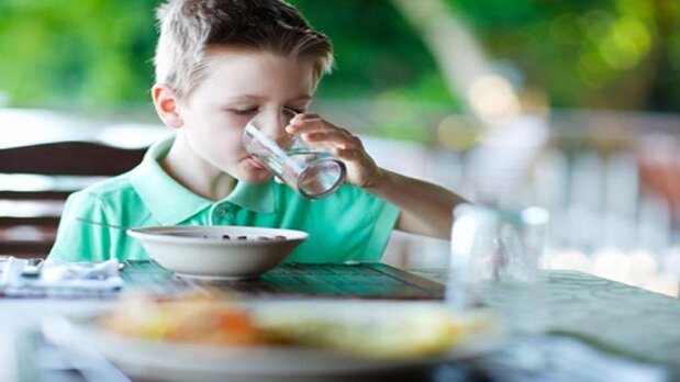 آیا نوشیدن آب با غذا خطرناک است؟