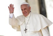 پاپ فرانسیس، رهبر کاتولیک‌های جهان واکسن کرونا تزریق کرد