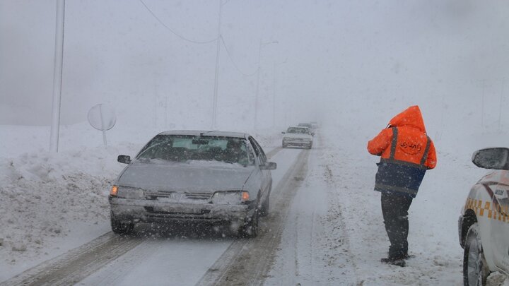 ۴۵ خودرو گرفتار در برف و کولاک توسط راهداران نجات یافتند
