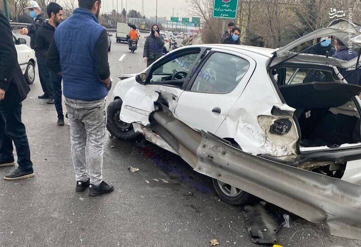 تصاویری دلخراش از سانحه رانندگی در تهران / هر دو پای راننده قطع شد
