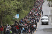 حرکت دست جمعی مهاجران هندوراسی به سمت مرزهای آمریکا / فیلم