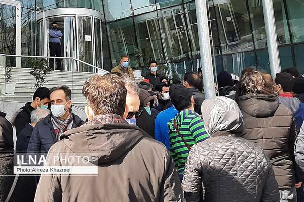 تجمع دوباره سهامداران مقابل ساختمان بورس تهران/ تصاویر