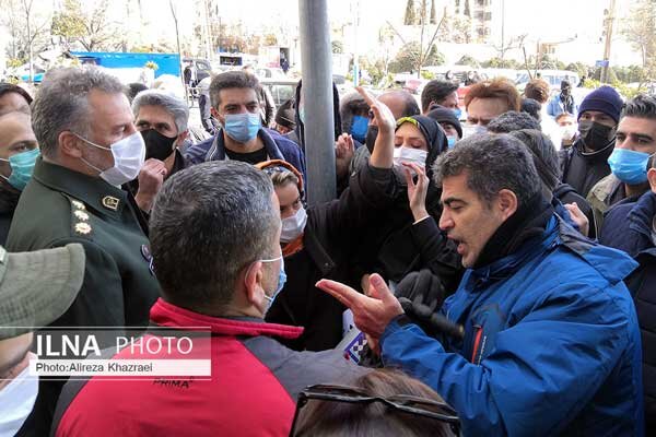 تجمع مالباختگان مقابل ساختمان بورس تهران