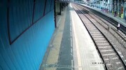 نجات لحظه آخری مرد هندی از مرگ با قطار/ فیلم