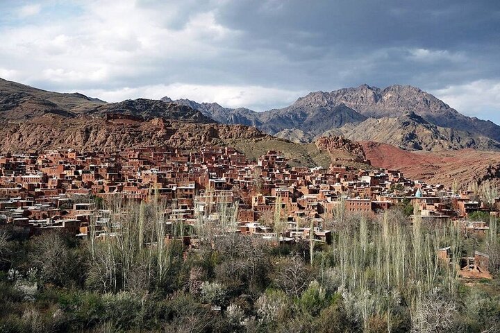 صنایع دستی ایران باید به مثابه نمادهایی از تمدن این دیار بیش از پیش مورد توجه قرار گیرند/گردشگری مزیت استثنایی ایران در منطقه و جهان است