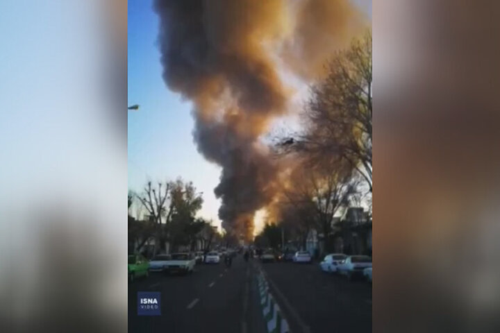 تصاویری از لحظه آتش‌سوزی در خیابان شوش تهران /فیلم