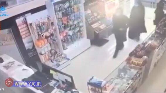 دو زن در اسلامشهر موبایل صاحب مغازه را دزدیدند/ فیلم