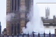 دود از ساختمان پارلمان انگلیس به هوا برخاست