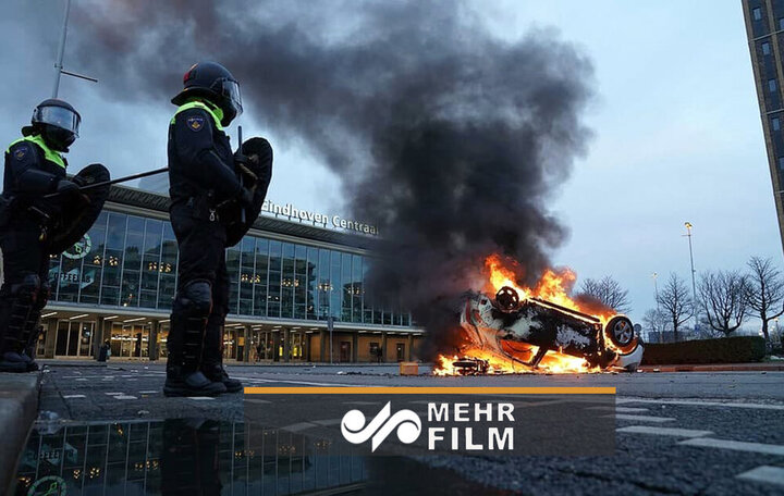 آتش زدن خودرو پلیس توسط مخالفان قرنطینه در هلند/ فیلم