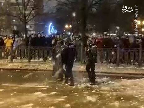 حمله مردم معترض به پلیس با گلوله‌های برفی⁣ در مسکو / فیلم