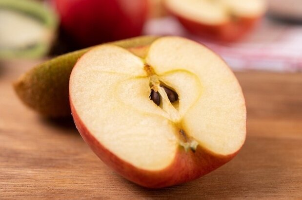 مضرات خوردن دانه سیب