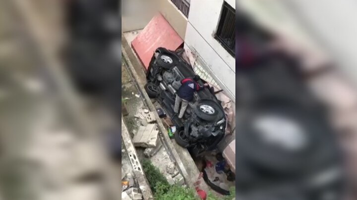سقوط زن و دخترانش با خودرو به حیاط خانه همسایه / فیلم