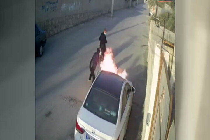 لحظه به آتش کشیدن ماشین میلیاردی توسط دو موتور سوار در بوشهر / فیلم