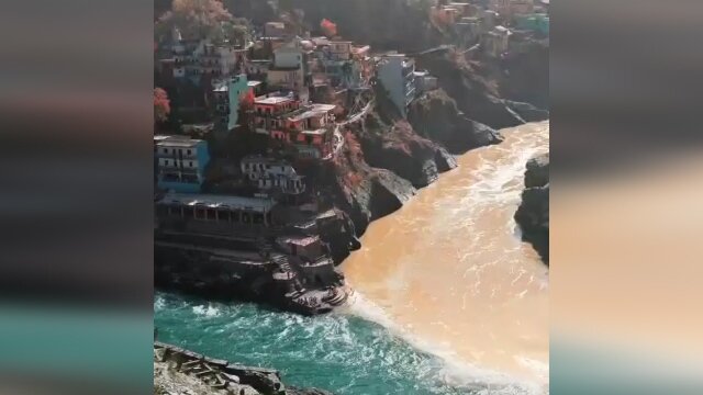 رودخانه دو رنگ و عجیب در هند / فیلم