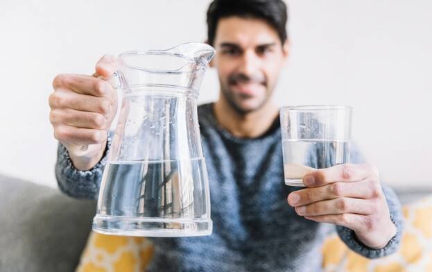 ۱۰ خاصیت شگفت‌انگیز نوشیدن آب با معده خالی