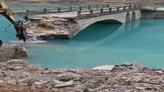 صحنه تخریب و سقوط پل قدیمی در رودخانه عمیق/ فیلم