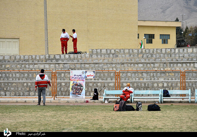 تمرینات جالب سگ های جستجو و نجات هلال احمر در اصفهان/ تصاویر