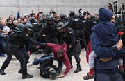صحنه دلخراش شلیک پلیس اسپانیا به خبرنگار! / فیلم