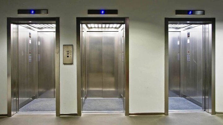 خطر نصف شدن کمر کارگر هنگام شوخی با آسانسور / فیلم