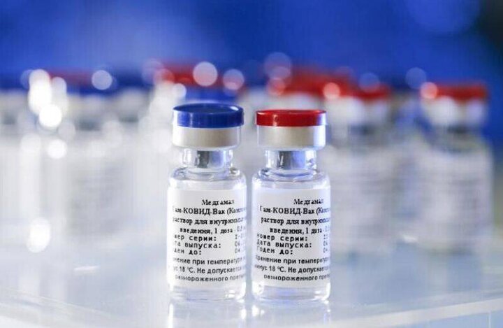 لحظه تزریق اولین واکسن روسی کرونا به فرزند وزیر بهداشت/ فیلم