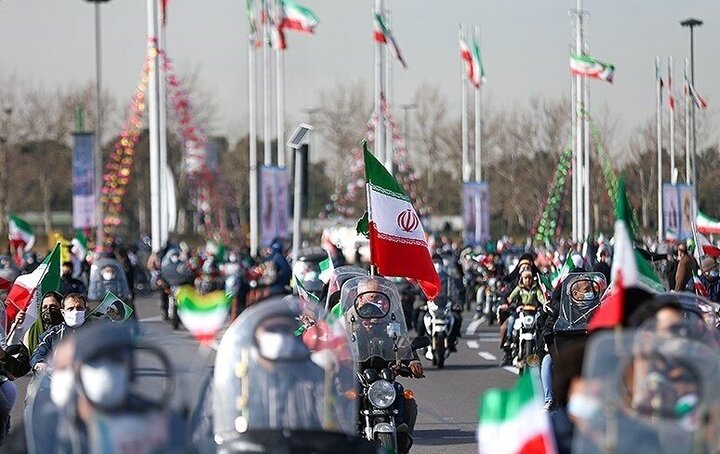 انتقاد به حذف نام امام خمینی در قطعنامه ۲۲ بهمن/ دوستداران امام در نهادهای انقلاب کجا هستند؟