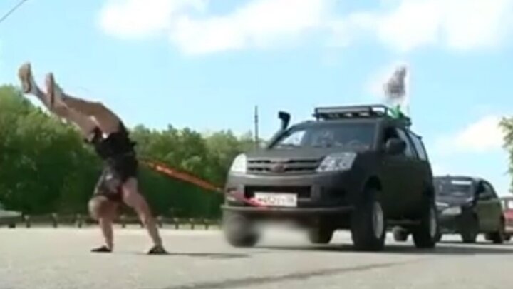 حرکت جالب و عجیب یک مرد در کشیدن سه اتومبیل به صورت وارونه/ فیلم