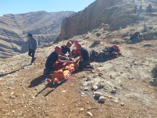 مصدومیت دو جوان شیرازی بر اثر سقوط از کوه سرخ
