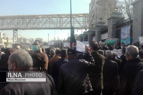 کارگران بازنشسته مقابل مجلس تجمع کردند/ عکس
