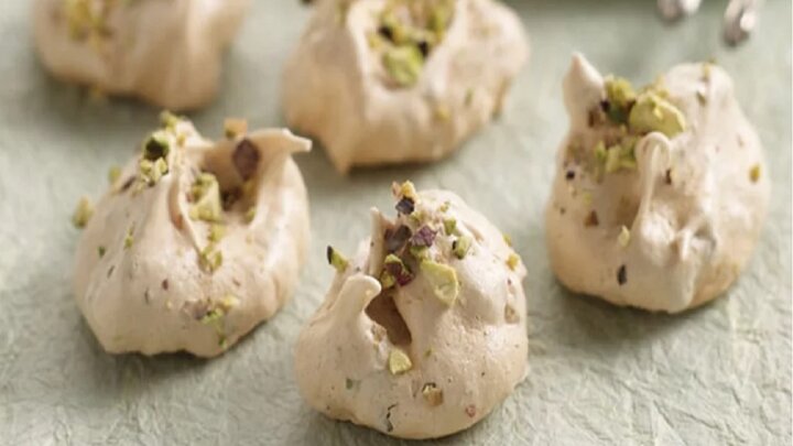 نحوه درست کردن شیرینی پفکی بادامی برای عید نوروز + مواد لازم