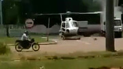 برخورد هلیکوپتر با کامیون در خیابان / فیلم