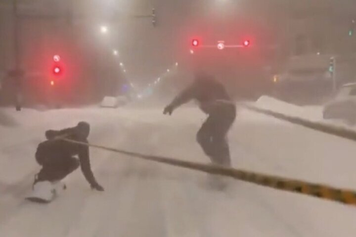 تفریح عجیب مردم شیکاگو در خیابان یخ زده! / فیلم