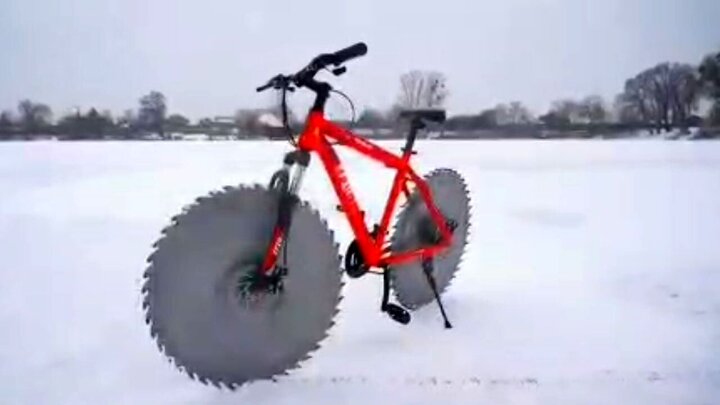 طراحی و اختراع دوچرخه ای جالب برای حرکت روی برف و یخ/ فیلم