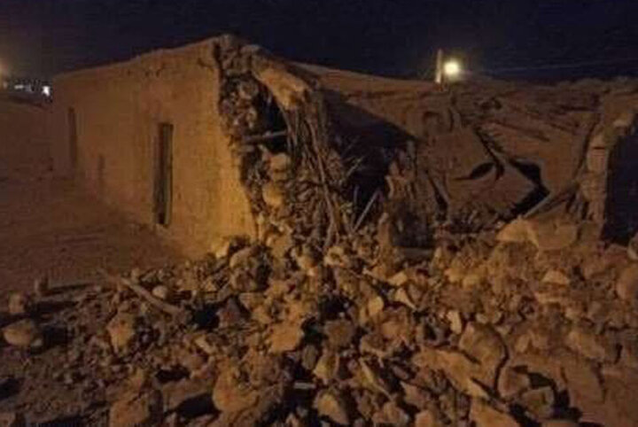 ترک خوردن دیوار ساختمان بر اثر زلزله سی سخت/ فیلم