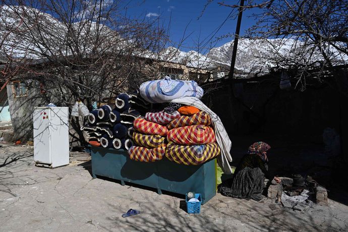تصاویری دردناک از وضعیت مردم سی سخت پس از زلزله