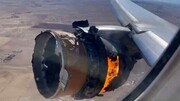 موتور هواپیمای مسافربری آمریکایی روی آسمان آتش گرفت / فیلم
