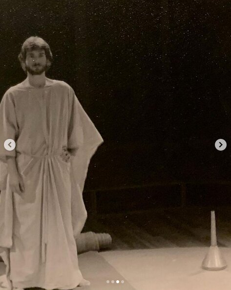 عکس قدیمی از بازی آتیلا پسیانی در تئاتر اژدها