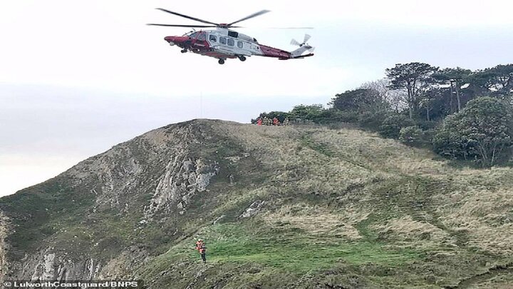 نجات جان دو کوهنورد گرفتار شده بین صخره ها با هلی‎کوپتر / تصاویر و فیلم