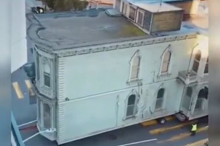 جابجایی عجیب خانه دو طبقه ۱۳۹ ساله در آمریکا/ فیلم