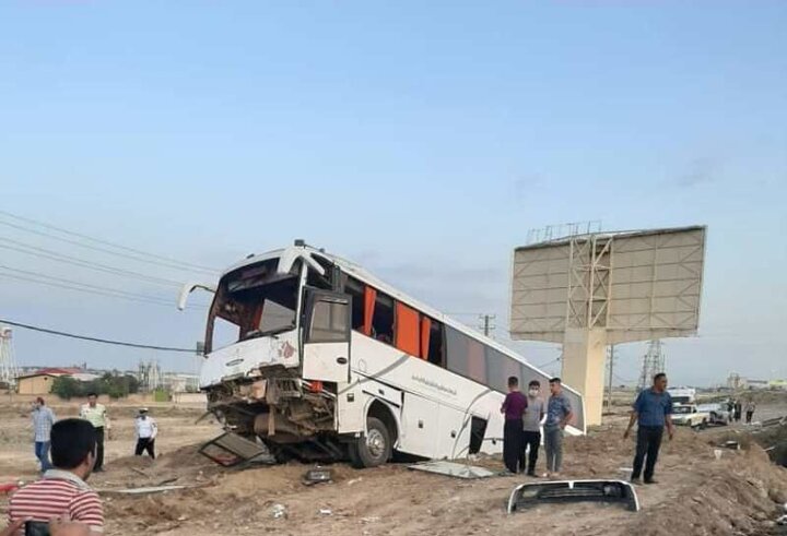 برخورد شدید اتوبوس با گاردریل در بوانات فارس | انتقال ۱۰ مسافر مصدوم به بیمارستان ولی عصر بوانات