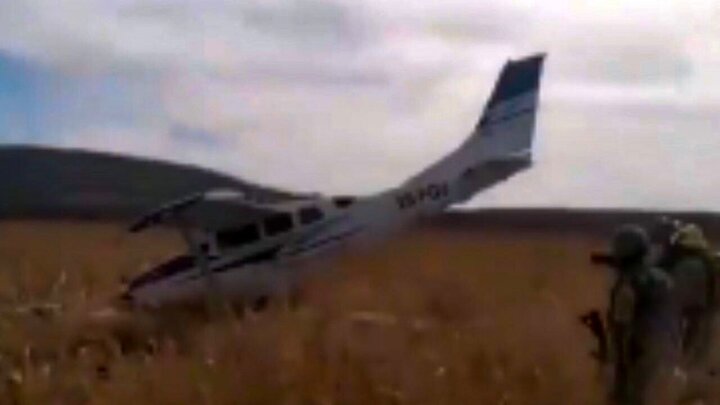 سقوط هواپیما به دلیل برخورد با کابل‌ برق! / فیلم