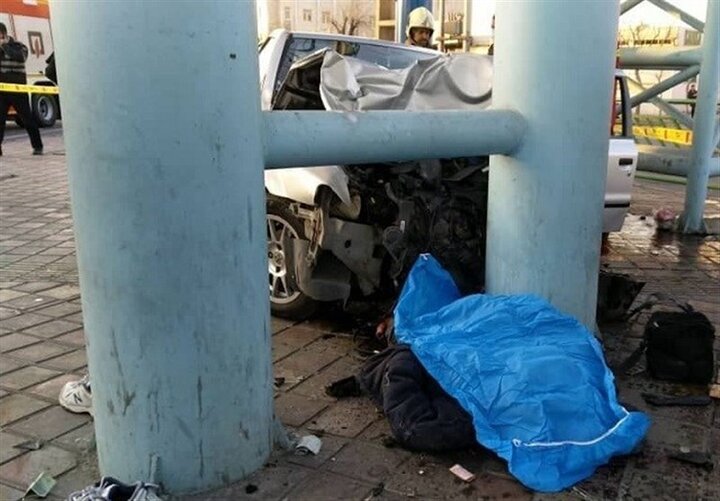 برخورد وحشتناک خودرو با عابرین پیاده در جاده خاوران | ۲ کشته و یک زخمی / تصاویر