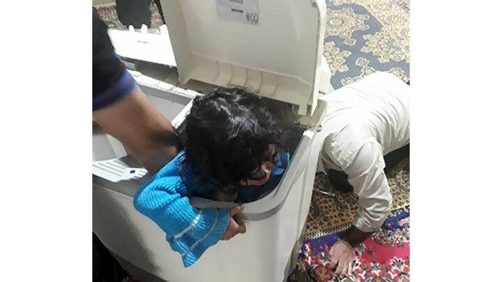 گیر افتادن کودک شیرازی داخل ماشین لباسشویی/ عکس