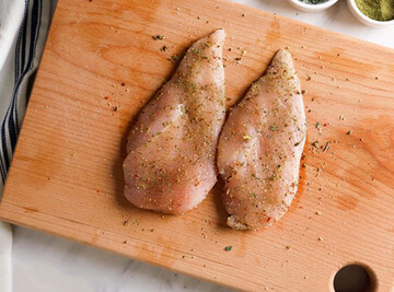 نحوه مزه دار کردن مرغ با ادویه برای غذاهای ایرانی | چطور مرغ رو مزه‌دار و طبخ کنیم؟