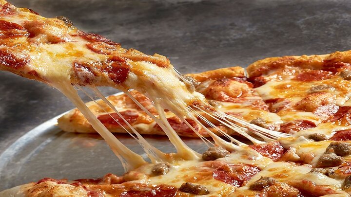 برای کش آمدن بیشتر پنیر پیتزا چه کار باید کرد؟ | ترفندهای خوشمزه تر کردن پیتزا خانگی